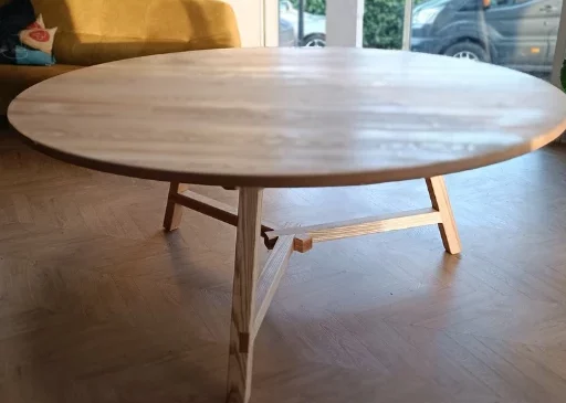 Fabricant de table en bois ronde à Toulouse