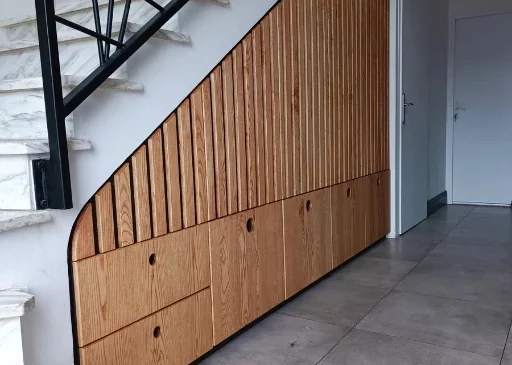 Meuble sous escalier avec rangement