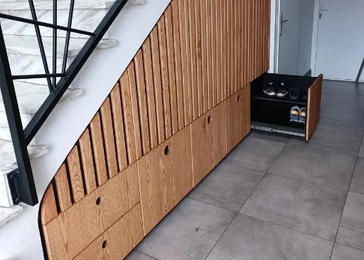 Meuble sous escalier avec rangement coulissant