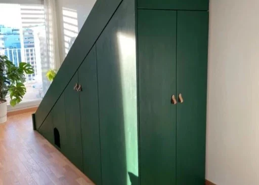 Meuble sous escalier sur mesure avec porte