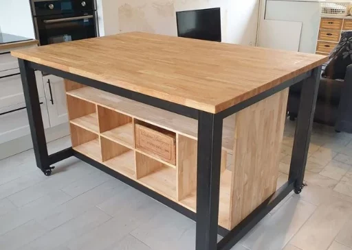 Table en bois avec rangement sur mesure