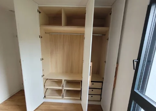 Agencement sur mesure avec plusieus portes