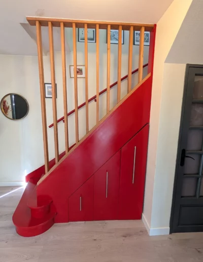 meuble sous escalier rouge
